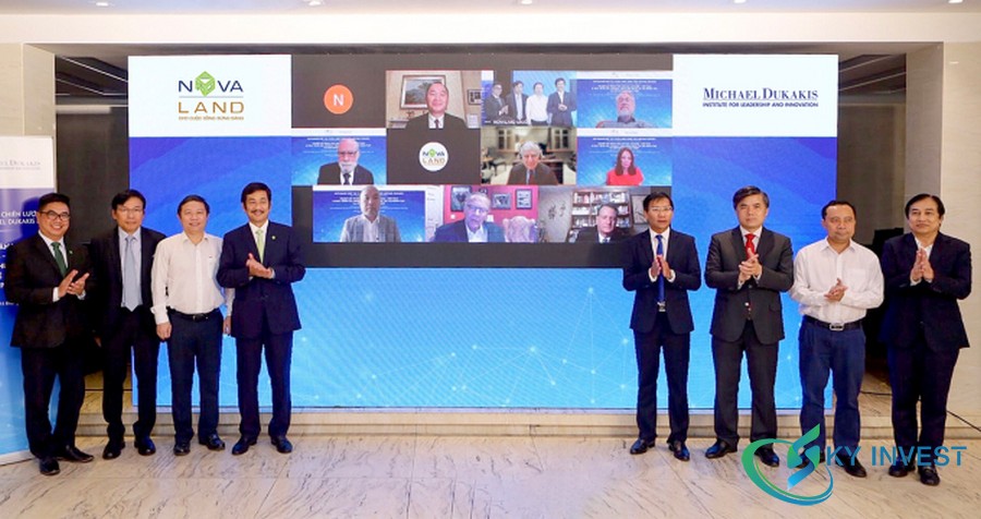 Ông Bùi Thành Nhơn - Chủ tịch HĐQT Novaland (thứ tư từ trái qua) cùng các đại diện Novaland, đối tác và Viện Michael Dukakis trong buổi công bố hợp tác giữa hai đơn vị.