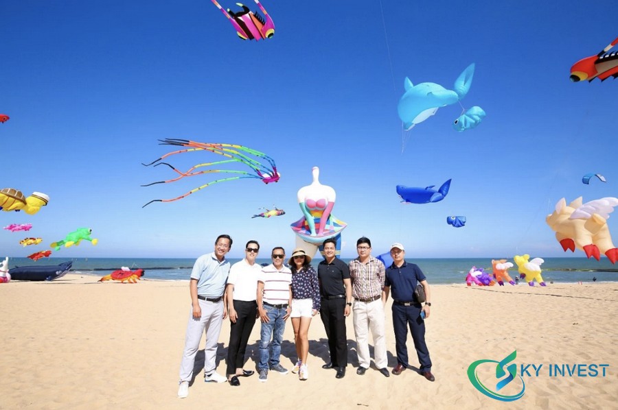 Du khách thích thú ngắm những cánh diều rực rỡ sắc màu bay ngợp trời tại Miami Bikini Beach