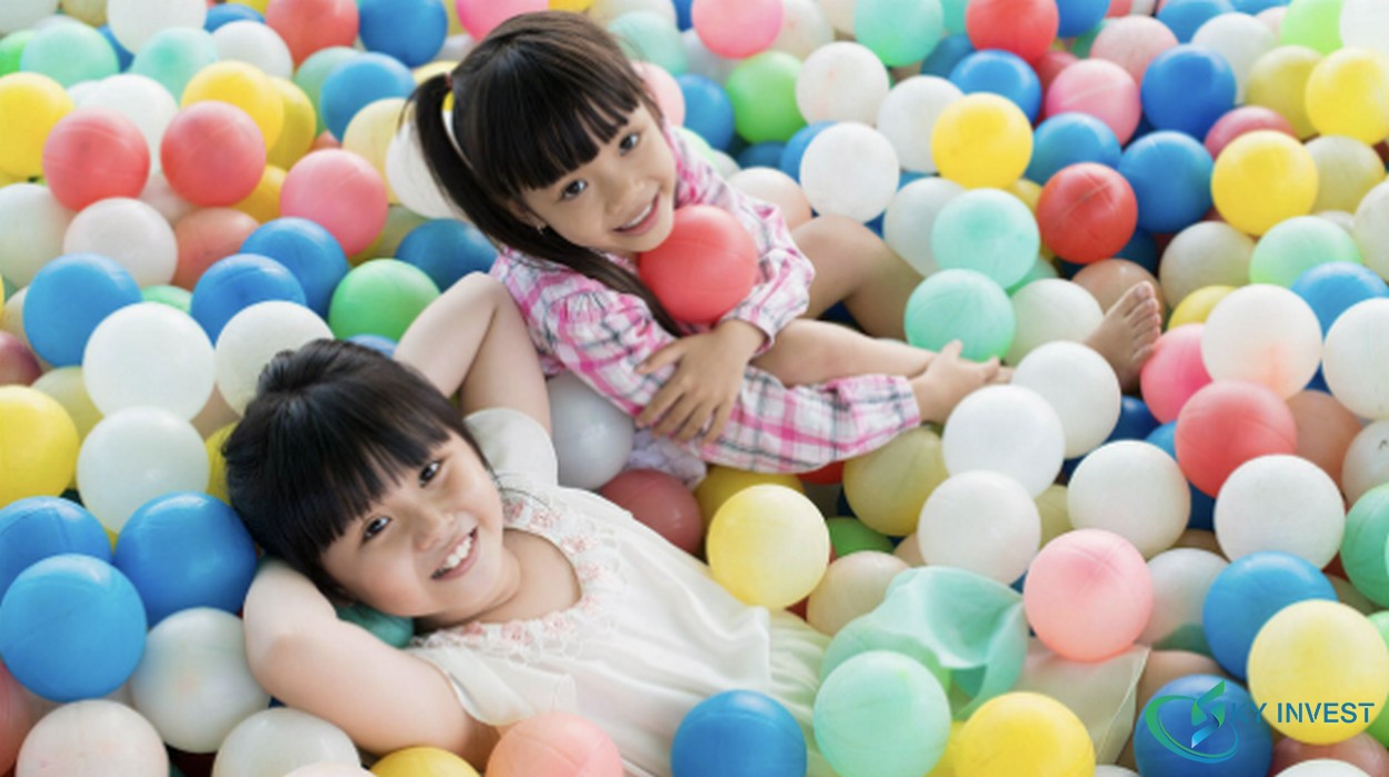 Khu vui chơi trong nhà giúp các bậc phụ huynh có thể thoải mái khi trông coi các bạn nhỏ.