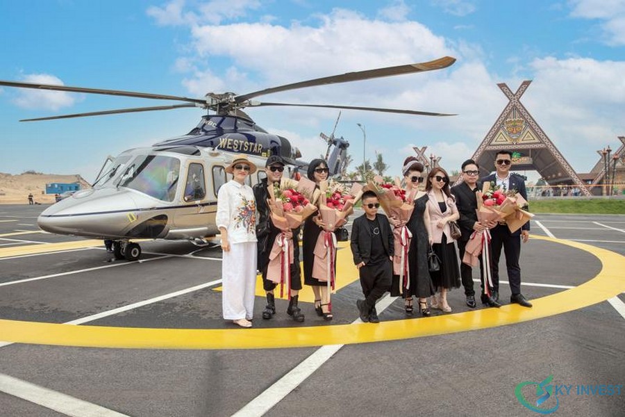 Ông Huy Cận - CEO SixDo (đứng thứ hai từ bên phải) cùng những vị khách đầu tiên đến NovaWorld Ho Tram bằng trực thăng.