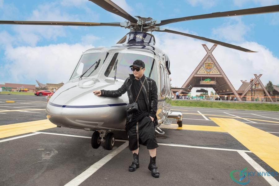 Nhà thiết kế Đỗ Mạnh Cường trải nghiệm bay trực thăng đến Novaworld Hồ Tràm.