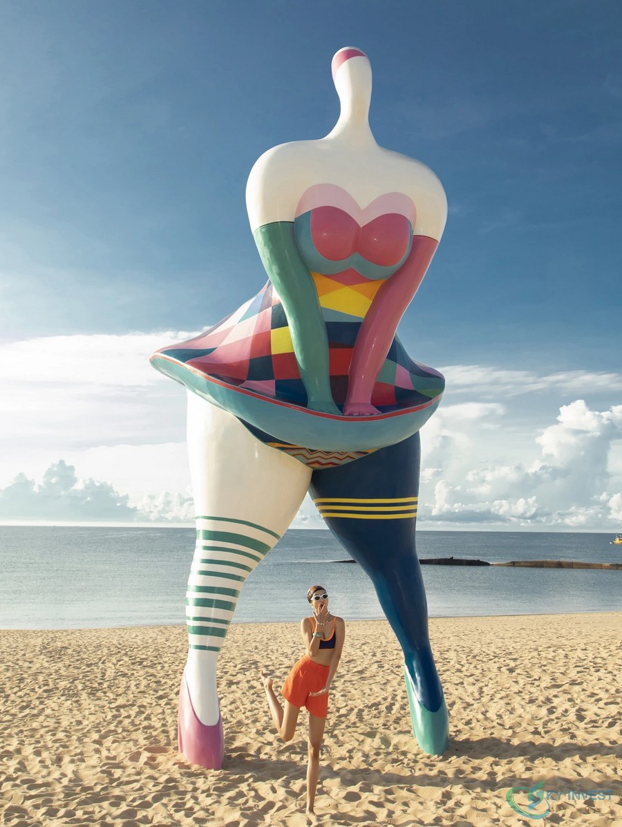 Siêu mẫu Cao Thiên Trang check-in tại bãi biển Miami Bikini Beach