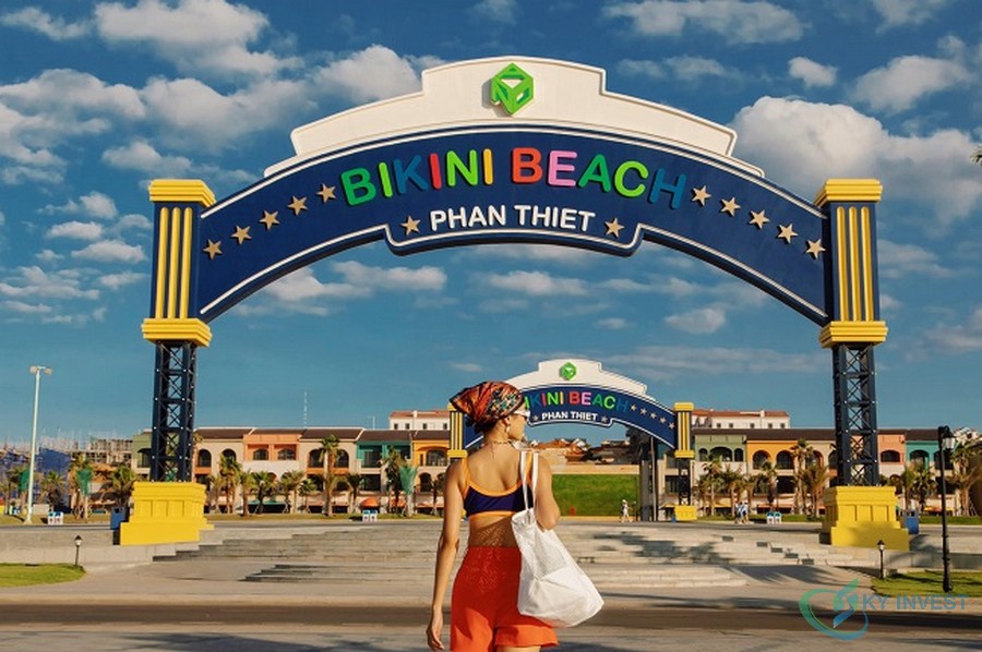 Siêu mẫu Cao Thiên Trang check-in tại bãi biển Miami Bikini Beach