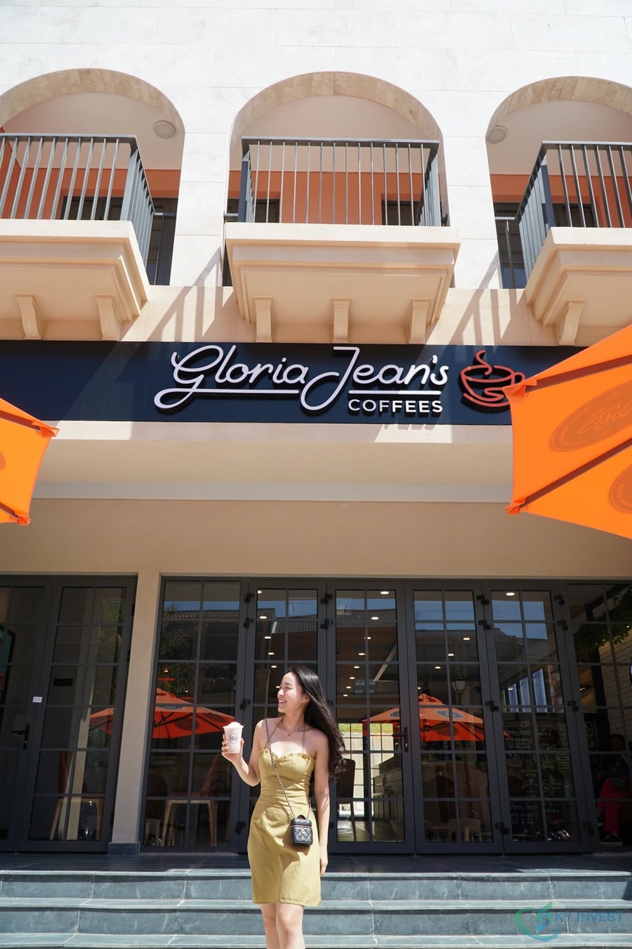 Lê Hà Trúc thưởng thức hương vị cà phê thơm lừng tại Gloria Jean’s Coffees