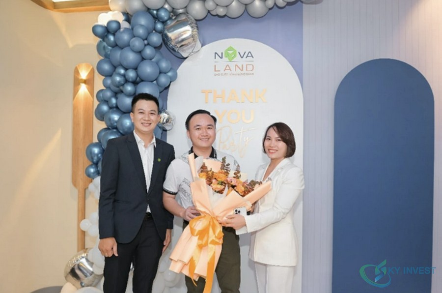 Nhà đầu tư Nguyễn Doãn Đức (đứng giữa) đánh giá cao về không gian sống và tốc độ phát triển của Aqua City