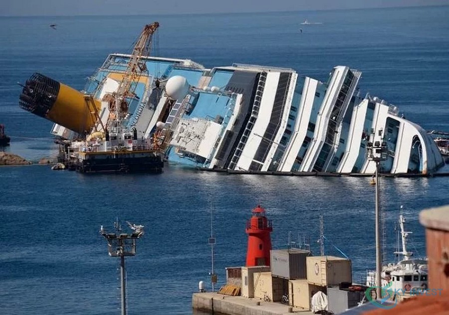 Tàu Costa Concordia mắc cạn