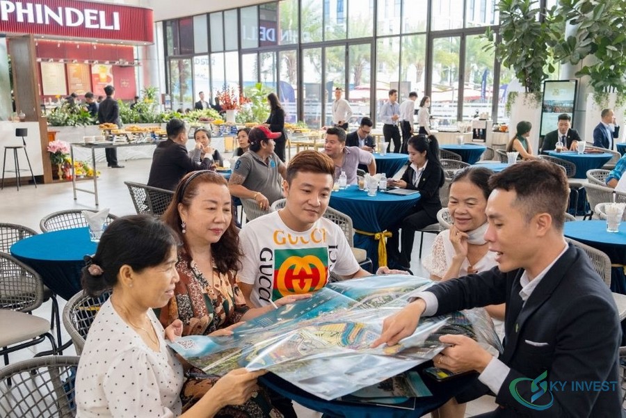 Chị Hồ Tĩnh Tâm (thứ hai từ trái sang) cùng bạn bè đến sự kiện “Best Deal – Đặc quyền đầu tư” để tìm hiểu các giải pháp tài chính và cơ hội đầu tư